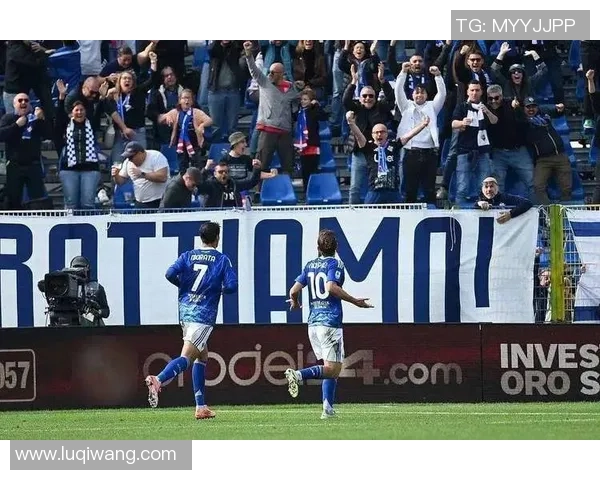 国王杯激战：多特蒙德与巴黎圣日耳曼战平争议判罚引发全场热议