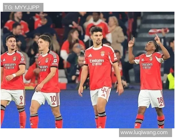 国王杯激战曼联与本菲卡平局点球大战引发全场热烈反响