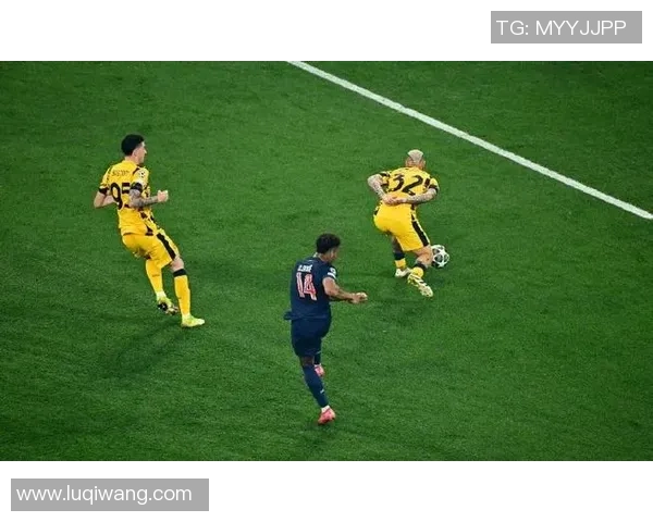 里昂逆袭巴黎圣日耳曼4-3乌龙球成比赛转折点引发热议