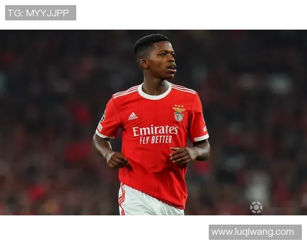 意甲激战:本菲卡3-0巴萨补时进球引发争议判罚全场沸腾 意甲激战:本菲卡3-0巴萨补时进球引发争议判罚全场沸腾